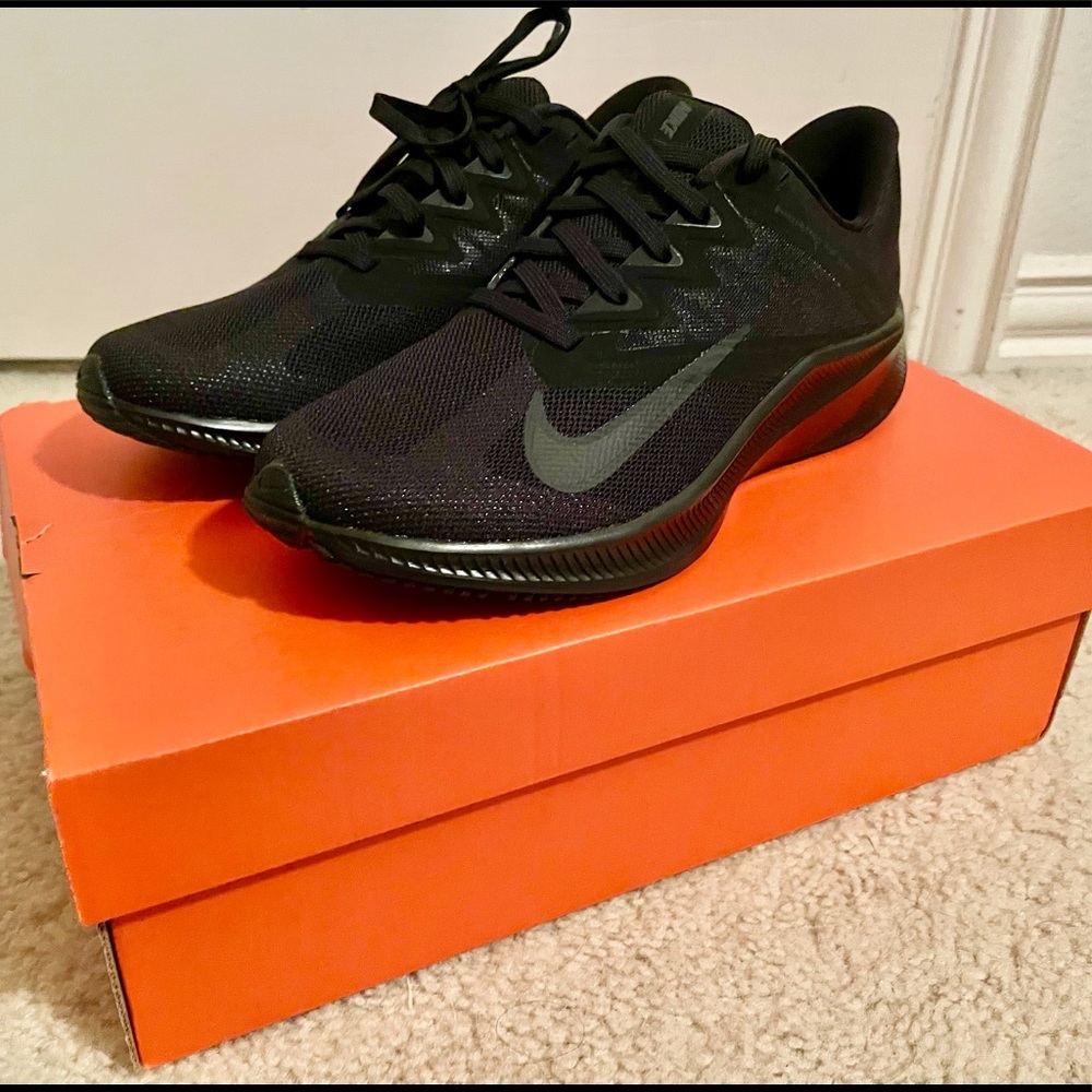 NWT Nike Quest 3 Black/Grey, Size 6